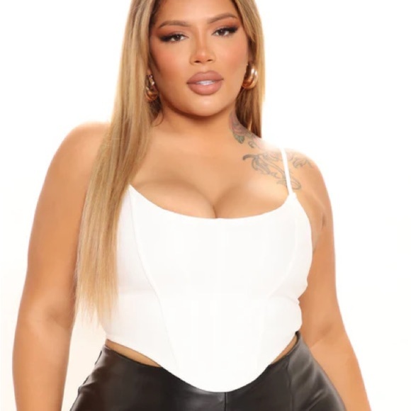 💰PrettyLittleThing White Faux Leather Crop Top - Picture 1 of 5